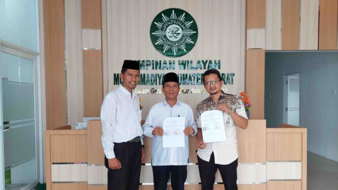 
 Ketua Pimda TSPM Kota Solok, Guswardi bersama Dr. Yusrial usai menandatangani MoU dengan ketua STAI SNI, Dr. M. Hidayat Ediz.(Ist)