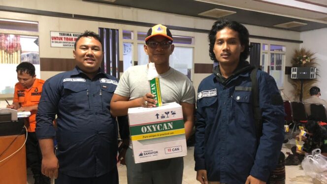 
 Tim MDMC Sumbar menyerahkan bantuan Oksigen Portbale kepada petugas posko induk BPBD Kabupaten Agam.(Ist)