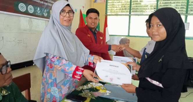 
 Ketua PDA Kabupaten Solok, Rita Sofiani menyerahkan sertifikat kepada peserta yang berhasil menyelesaikan DAD di IMM Cabang Solok.(Ist)