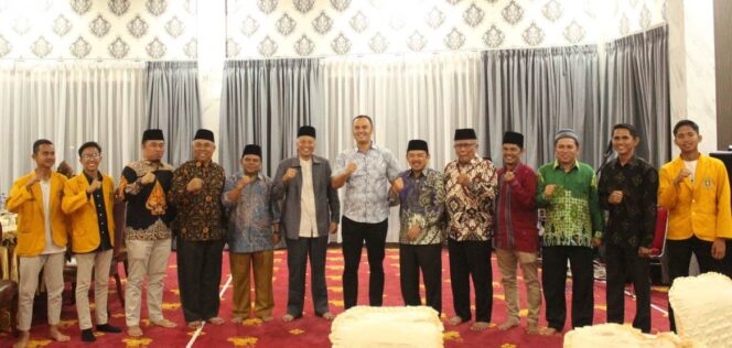 
 Ketua PWM Sumbar, Dr. Bakhtiar bersama rombongan usai bersilatuahim dengan Buapti Sijunjung, Benny Dwifa di kediaman dinasnya.(Ist(