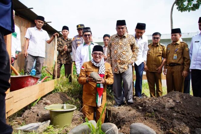 
 Bupati Tanah Datar, Eka Putra Meletakkan batu pertama pembangunan Muhammadiyah Boarding School Lima Kaum.(Ist)