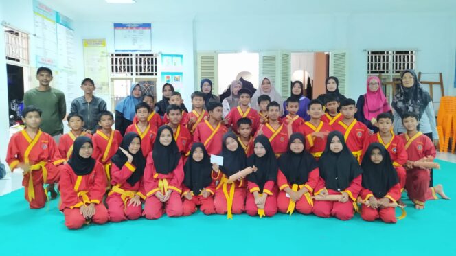 
 Orang tua bersama siswa Tapak Suci cabang Rumpin dan Selayo saat penutupan silat camp di Rumpin, Panyakalan.(Ist)