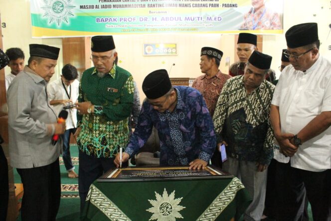 
 Penandatanganan Prasasti Peresmian Masjid Muhammadiyah Al Jadid Oleh Sekum PP Muhammadiyah, Prof. Abdul Mu'ti.(Menaramu)