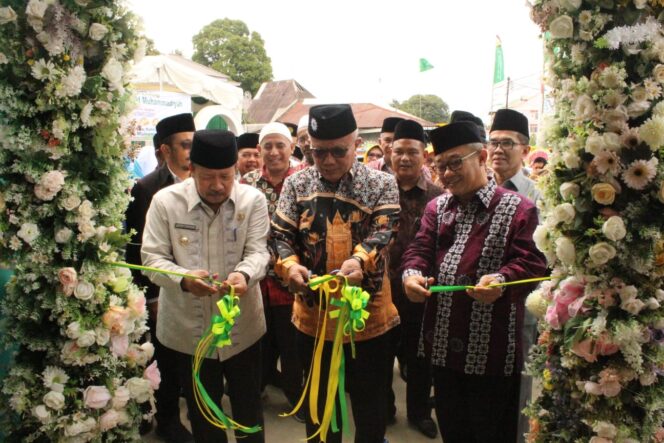 
 Pemotongan pita peresmian gedung Menara Qur'an Pondok Pesantren Mu'allimin Sawah Dangka oleh Bupati Agam Andri Warman Sekum PP Muhammadiyah, Abdul Mu'ti dan Wakil Ketua PWM Sumbar Zaitul Ikhlas.(Ist)