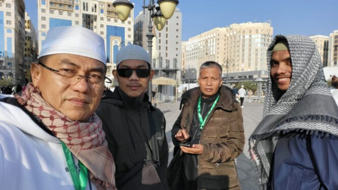 
 Ketua PWM Sumbar, Dr. Bakhtiar saat mengisi waktu dengan menyusuri Kota Madinah di tengah perjalanan umroh ke tanah suci.(Ist)