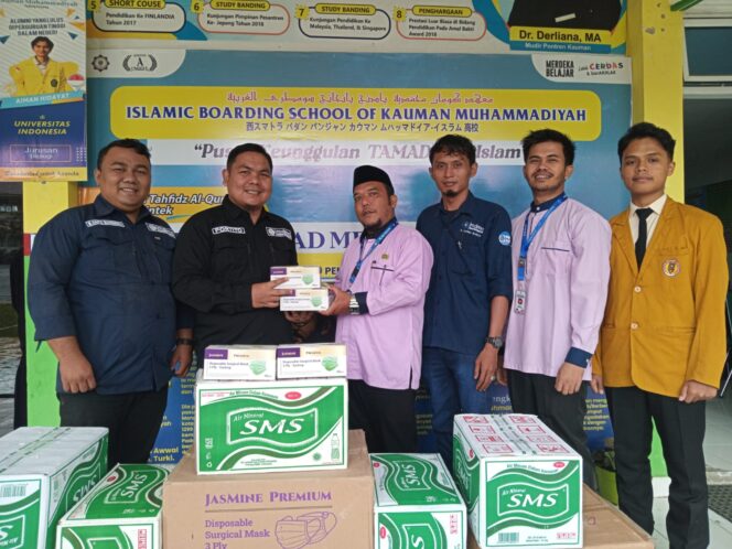 
 Ketua MDMC Sumbar, Portito menyerahkan bantuan masker dan air mineral di Ponpes Kauman Muhammadiyah Padang Panjang.(Ist)