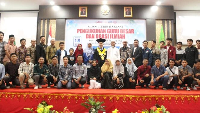 
 Prof. Mahyudin Ritonga bersama undangan usai dikukuhkan menjadi guru besar di UM Sumbar.(Ist)