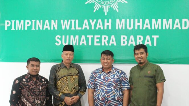 
 PWPM Sumbar terpilih bersilaturahim dengan ketua PWM, Dr. Bakhtiar sebelum pelantikan.(EN)