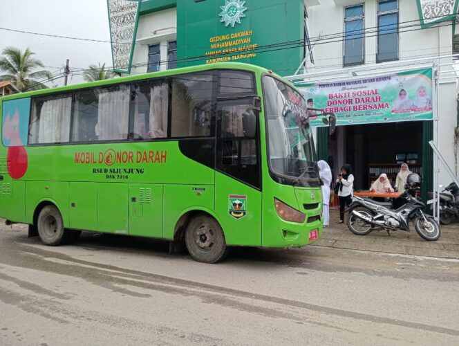 
 Baksos Donor Darah yang digelar Nasyiatul Aisyiyah Sijunjung di depan GDM Ahmad Syafii Maarif.(Ist)