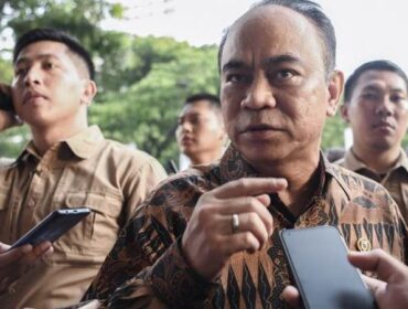 Menkominfo Budi Arie Setiadi memberikan keterangan kepada pekerja media usai menghadiri Puncak Peringatan Hari Pers Nasional 2024 di Jakarta Utara, (DRA/Humas Kominfo).