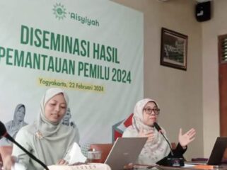 Sekretaris Umum Pimpinan Pusat Aisyiyah Tri Hastuti Nur Rochimah (kanan).