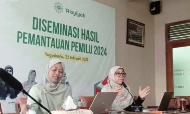 
 Sekretaris Umum Pimpinan Pusat Aisyiyah Tri Hastuti Nur Rochimah (kanan).