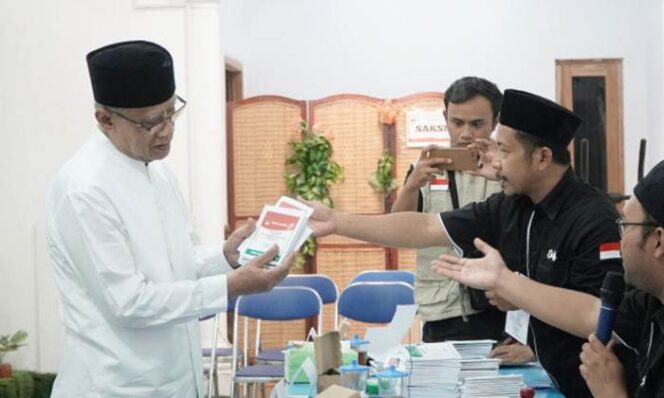 
 Ketua Umum Pimpinan Pusat Muhammadiyah Haedar Nashir, menggunakan hak pilihnya di TPS 12 Jalan Sunan Kudus, Kampung Rukeman, Peleman, Rabu (14/2). (Foto: muhammadiyah.or.id)